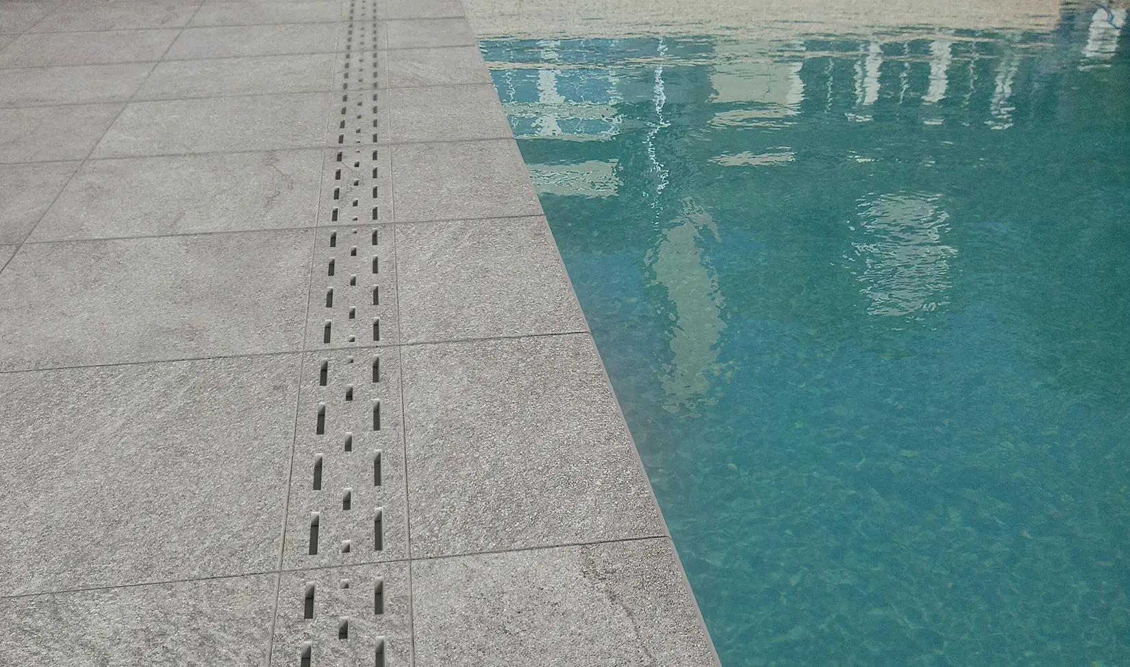 Bordo piscina in gres porcellanato grigio 20mm antiscivolo.
